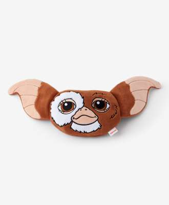 ALMOHADA - SKU/PLU: 612638 El cojín con licencia de los Gremlins combina perfectamente con la manta de la misma colección. Puedes colocarlo en la habitación de los peques o incluso en el sofá del salón. ¡Dale un toque de diversión al hogar! Ya están disponibles la colección de accesorios de interior con licencia de los Gremlins en Pepco. ¡Encuéntralos!