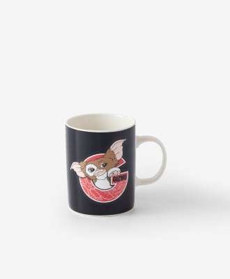 Taza de cerámica estampada con licencia de los Gremlins - SKU/PLU: 614053 Esta taza de cerámica cambia de color para que los peques disfruten aún más de la hora del desayuno. El estampado con licencia de los Gremlins cambia según la temperatura de la bebida. Un regalo divertido para los más pequeños de la familia.