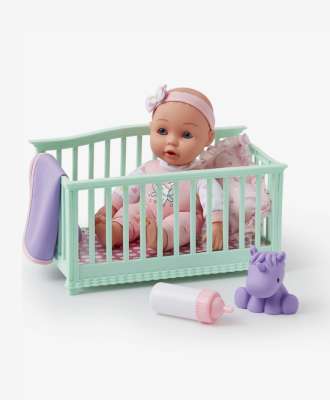 Muñeca bebé en cuna - SKU/PLU: 596494 La muñeca bebé en una cuna es un juguete ideal para pequeños que aman jugar a cuidar bebés. El set incluye una linda cuna y accesorios que permiten cuidar de la muñeca como si fuera un bebé real. Esta es una excelente propuesta que proporcionará muchas horas de diversión mientras se desarrolla la empatía. Para niños a partir de 18 meses.