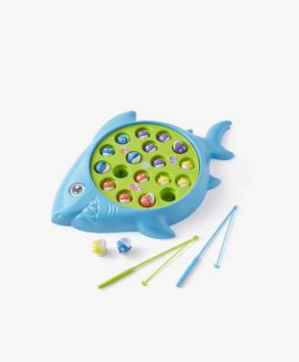 Juego de pesca - SKU/PLU: 333862 El juego de pesca es una gran actividad que desarrolla la coordinación y los reflejos en los niños. El set incluye una tabla en forma de pez y cañas de pescar magnéticas, lo que permite atrapar peces coloridos. Es un juego ideal para toda la familia que proporciona mucha emoción y alegría. Las pilas se venden por separado. Apto para niños a partir de 3 años.