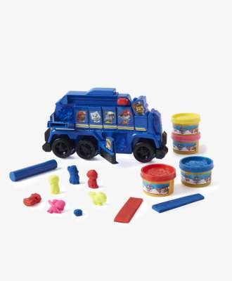 Set de plastilina de la Patrulla Canina - SKU/PLU: 596598 El set de Play-Doh de la Patrulla Canina es un juguete creativo que incluye un vehículo con moldes, permitiendo a los niños crear figuras de sus personajes favoritos de la serie de dibujos animados. El set contiene arcilla de modelar colorida y accesorios que desarrollan las habilidades manuales y la imaginación de los niños. Perfecto para los pequeños aficionados a la Patrulla Canina. Apto para niños a partir de 3 años.