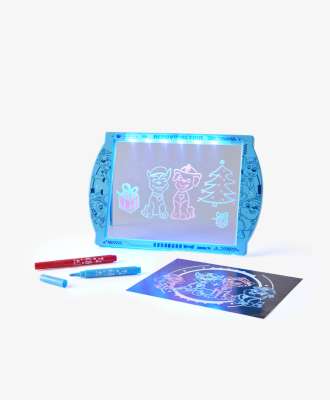 Tableta LED de la Patrulla Canina - SKU/PLU: 341260 La pizarra LED de la Patrulla Canina es un juguete creativo que permite a los niños dibujar imágenes con luz. El set incluye rotuladores y una plantilla para facilitar la diversión. La pizarra ilumina los dibujos, dándoles un efecto único. Es adecuada tanto para el hogar como para viajar. Perfecta para los pequeños artistas. Apta para niños a partir de 3 años.