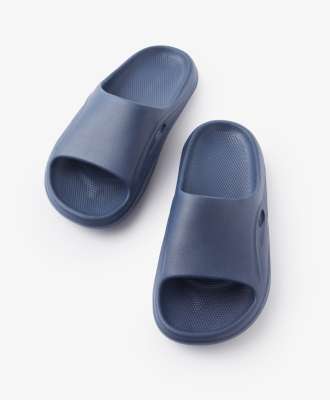 Chanclas de piscina azul marino - SKU/PLU: 618146 Las chanclas azul marino fabricadas con material resistente, son perfectas para ir a la piscina o al gimnasio. Su mantenimiento es muy sencillo, basta con limpiarlas con una toalla y secarlas antes de guardarlas en la bolsa.