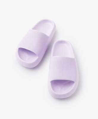 Chanclas de piscina lilas - SKU/PLU: 615005 ¡Las chanclas lilas están listas para disfrutar de un día de piscina! Están hechas de material cómodo y duradero. Funcionan perfectamente tanto en la piscina como bajo la ducha. No te olvides de limpiarlas con una toalla y secarlas antes de guardarlas.